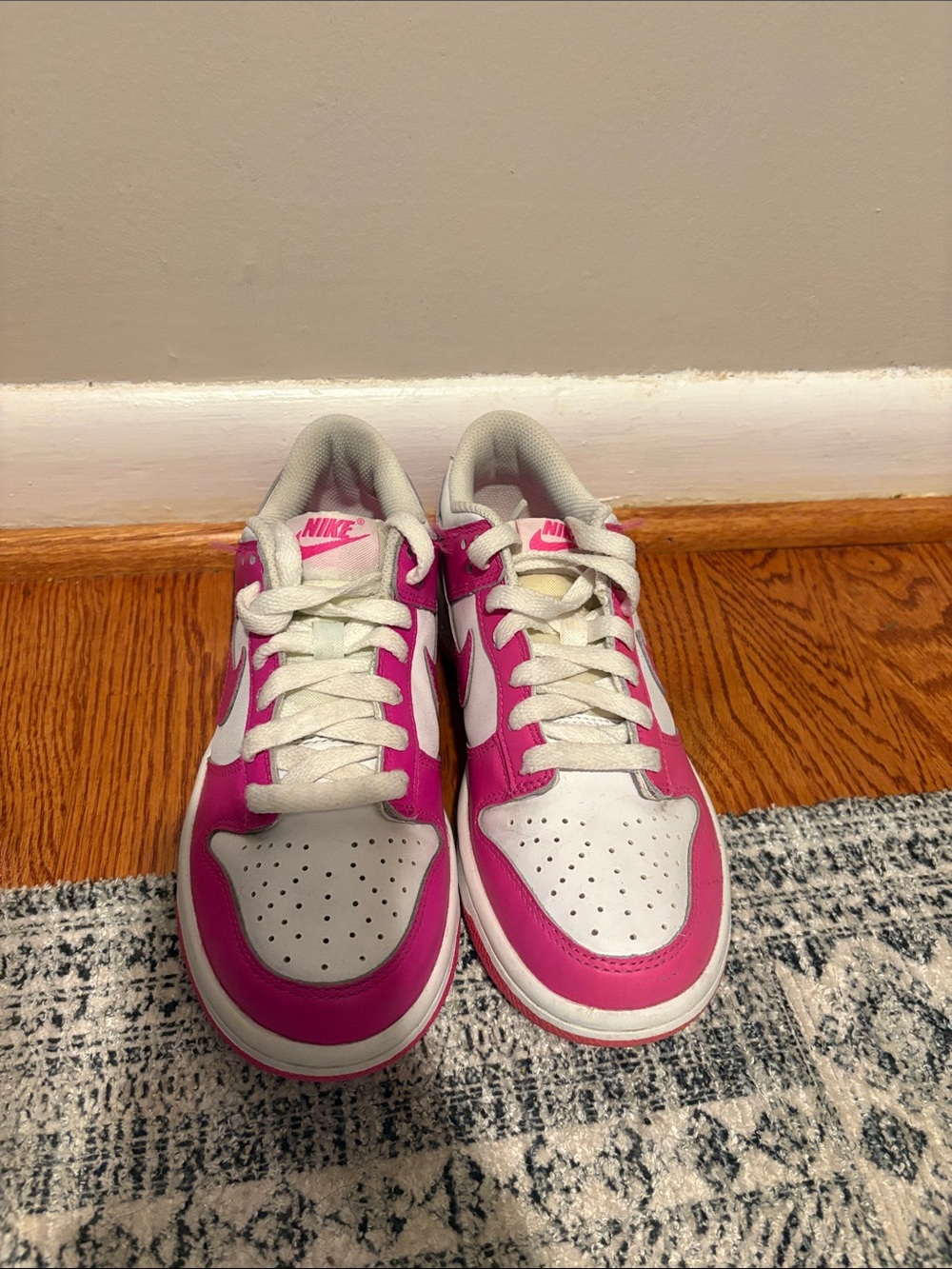 Nike Low-Top Sneakers in White and Pink